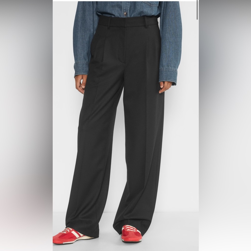 Aritizia Wilfred effortless pant in black size 2. Worn a couple of times.